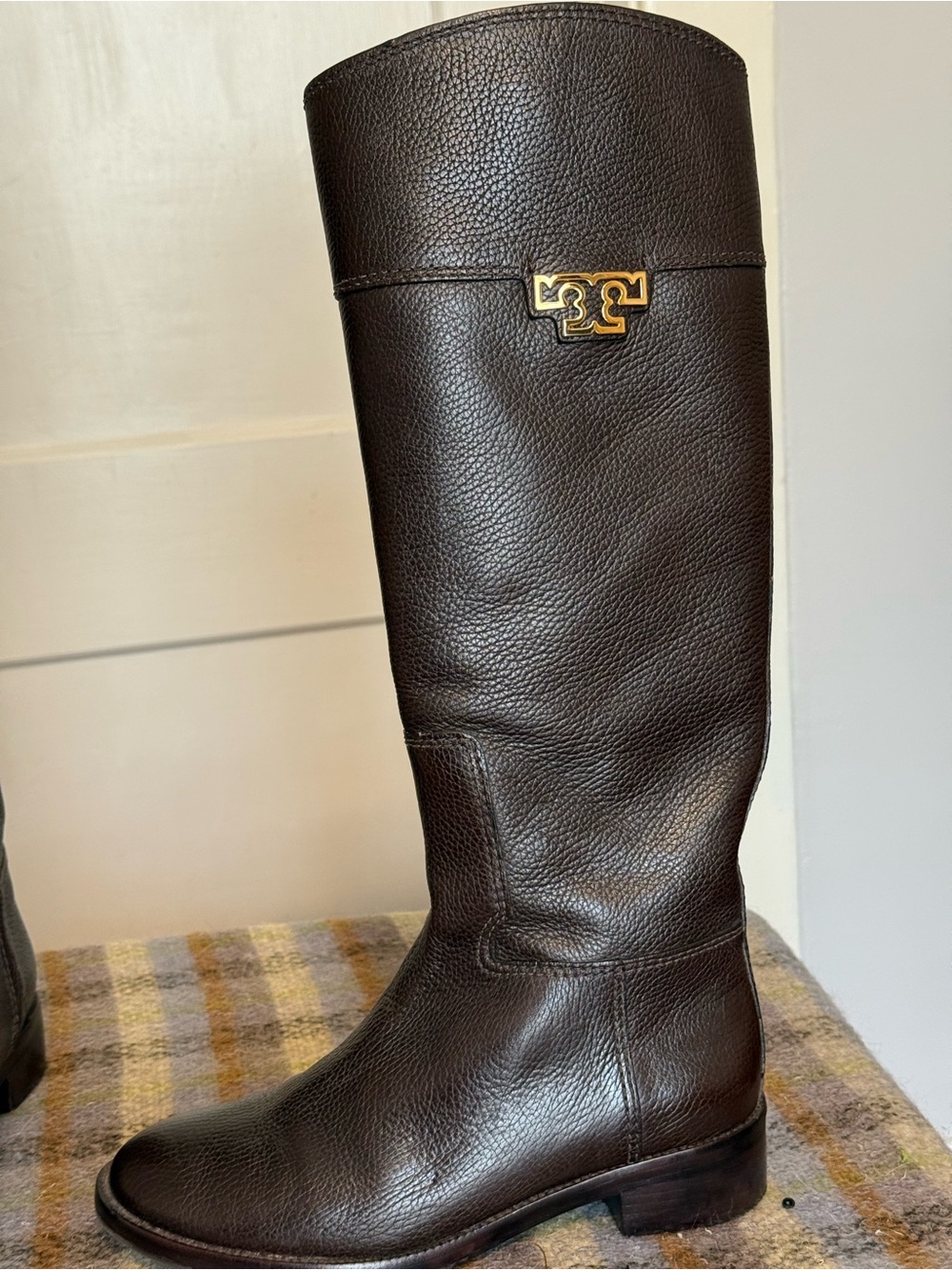 Tory Burch Joanna Dark Brown Pebbled Leather Knee Riding Boots Gold Logo EUC sz8 - Picture 2 of 11